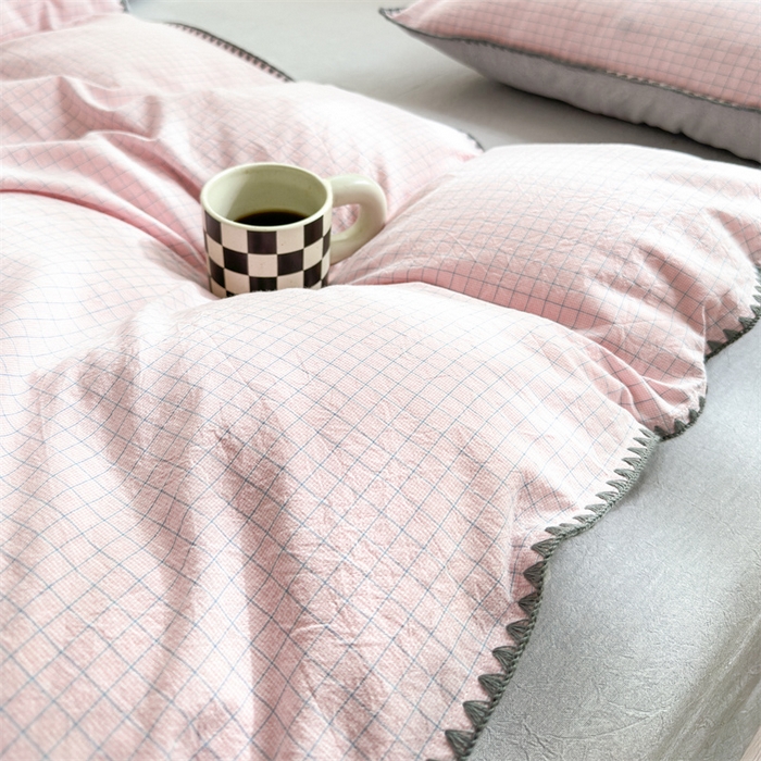 91家纺网 家纺一手货源 找家纺 晚依家纺 2025新款A类全棉色织水洗棉被套单件格子条纹四件套学生宿舍被罩三件套定制定做 星语-浅粉灰