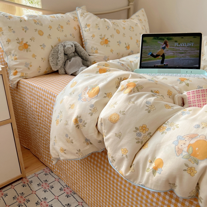 91家纺网 家纺一手货源 找家纺 六巷胡同 2025新款40S全棉纯棉INS童趣可爱风卡通嵌绳款四件套 嵌绳布里香橙兔