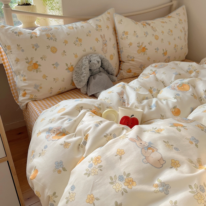 91家纺网 家纺一手货源 找家纺 六巷胡同 2025新款40S全棉纯棉INS童趣可爱风卡通嵌绳款四件套 嵌绳布里香橙兔