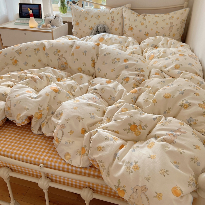 91家纺网 家纺一手货源 找家纺 六巷胡同 2025新款40S全棉纯棉INS童趣可爱风卡通嵌绳款四件套 嵌绳布里香橙兔