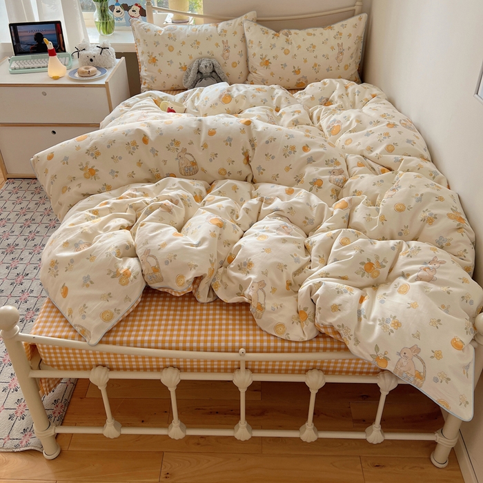 91家纺网 家纺一手货源 找家纺 六巷胡同 2025新款40S全棉纯棉INS童趣可爱风卡通嵌绳款四件套 嵌绳布里香橙兔