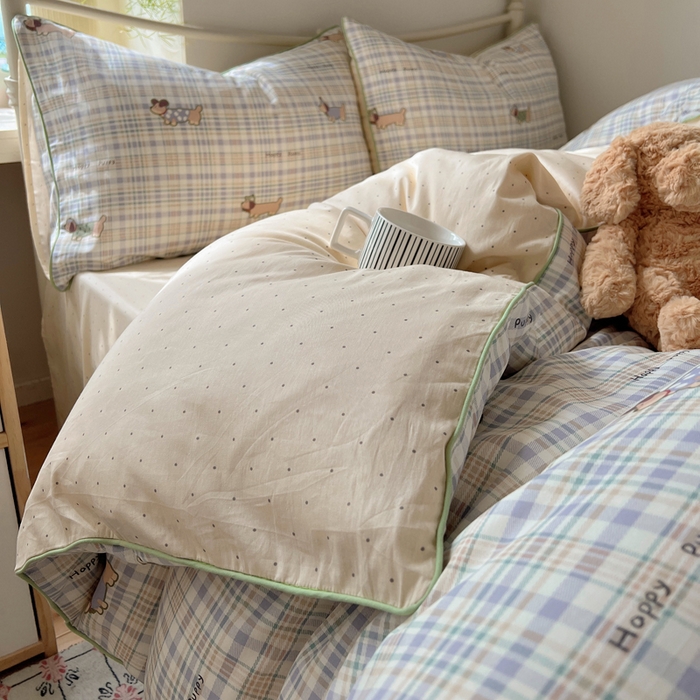 91家纺网 家纺一手货源 找家纺 六巷胡同 2025新款40S全棉纯棉INS童趣可爱风卡通嵌绳款四件套 嵌绳格纹腊肠狗