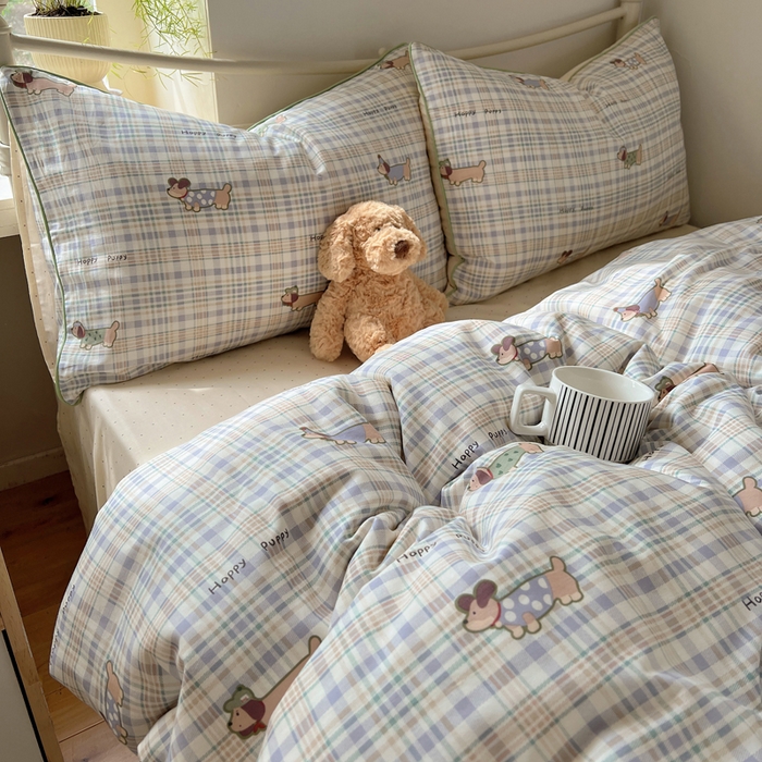 91家纺网 家纺一手货源 找家纺 六巷胡同 2025新款40S全棉纯棉INS童趣可爱风卡通嵌绳款四件套 嵌绳格纹腊肠狗