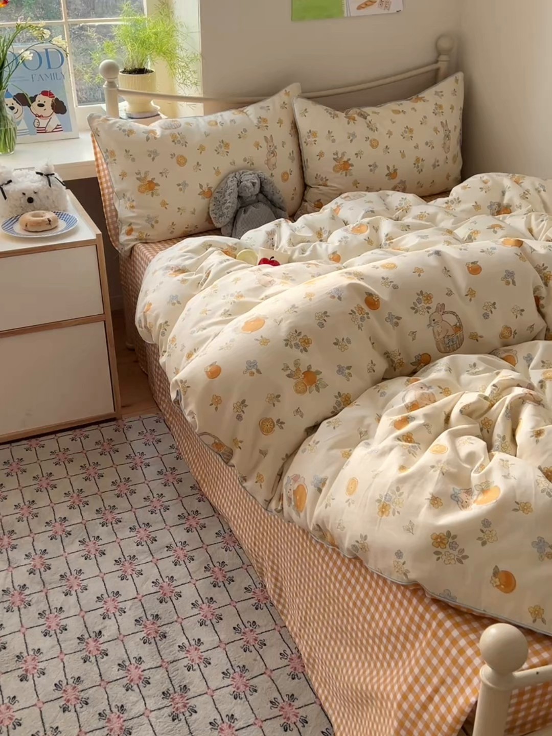 91家纺网 家纺一手货源 找家纺 六巷胡同 2025新款40S全棉纯棉INS童趣可爱风卡通嵌绳款四件套 嵌绳布里香橙兔
