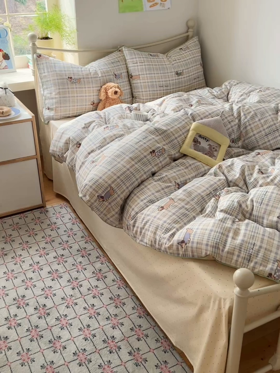 91家纺网 家纺一手货源 找家纺 六巷胡同 2025新款40S全棉纯棉INS童趣可爱风卡通嵌绳款四件套 嵌绳格纹腊肠狗