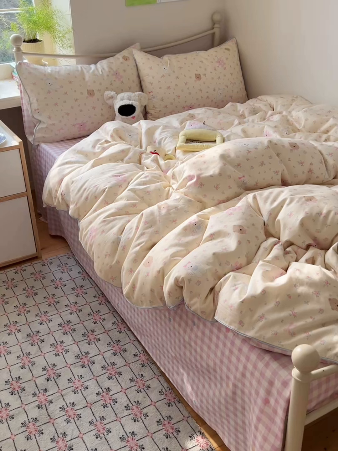 91家纺网 家纺一手货源 找家纺 六巷胡同 2025新款40S全棉纯棉INS童趣可爱风卡通嵌绳款四件套 嵌绳花花小奶狗