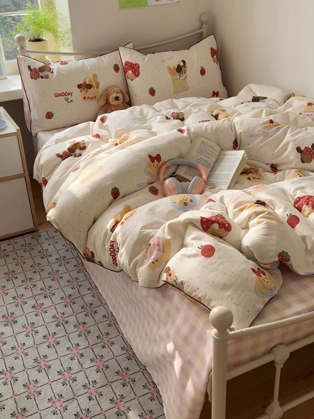 91家纺网 家纺一手货源 找家纺 六巷胡同 2025新款40S全棉纯棉INS童趣可爱风卡通嵌绳款四件套 嵌绳蛋糕腊肠狗