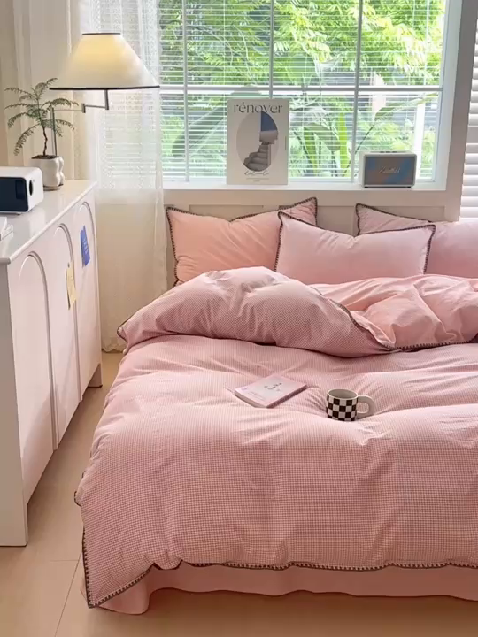 91家纺网 家纺一手货源 找家纺 晚依家纺 2025新款A类全棉色织水洗棉被套单件格子条纹四件套学生宿舍被罩三件套定制定做 遇见-蜜粉