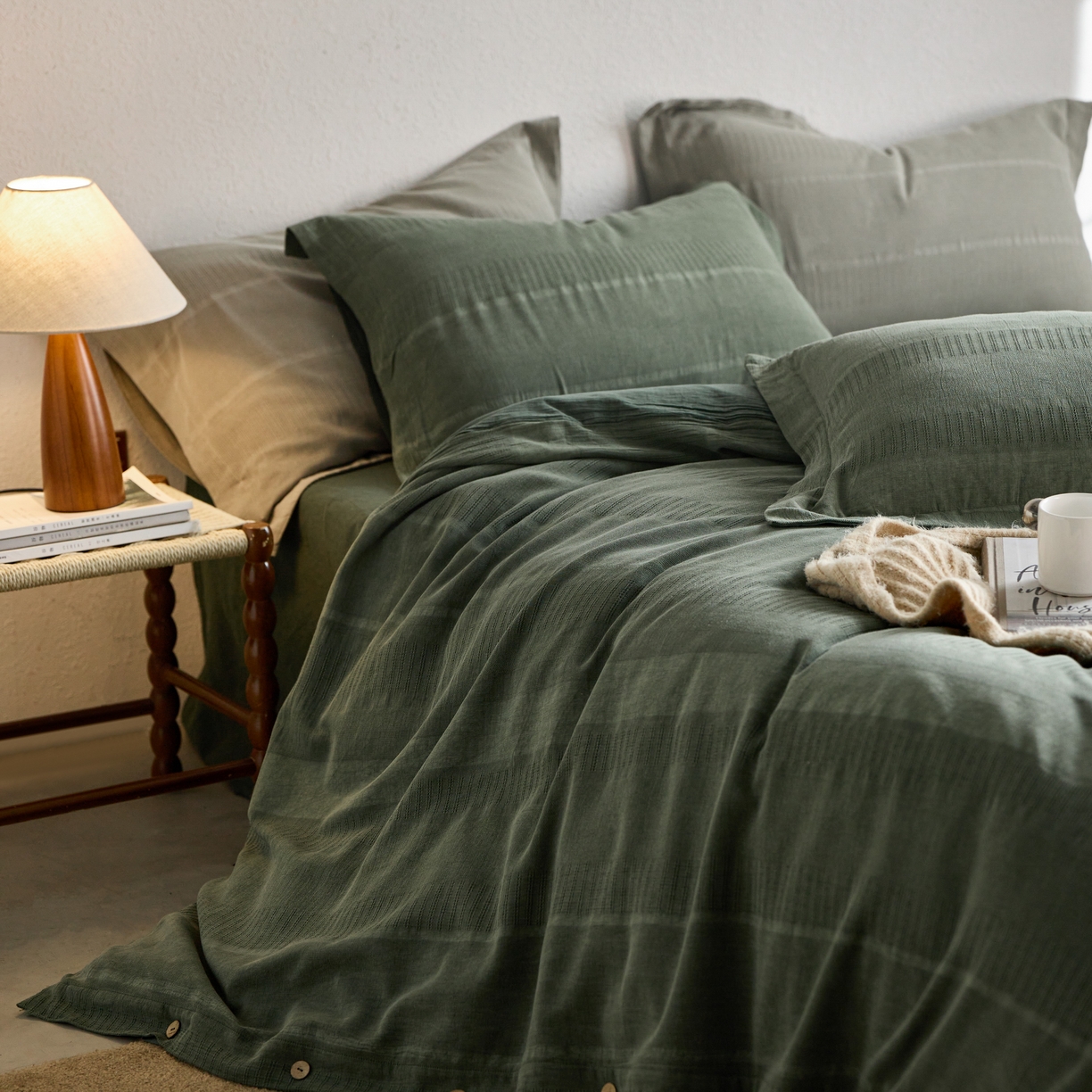 91家纺网 家纺一手货源 找家纺 安莱生活 2025新款全棉纯棉纱洗纽扣款大提花四件套--艾伦 艾伦-军绿