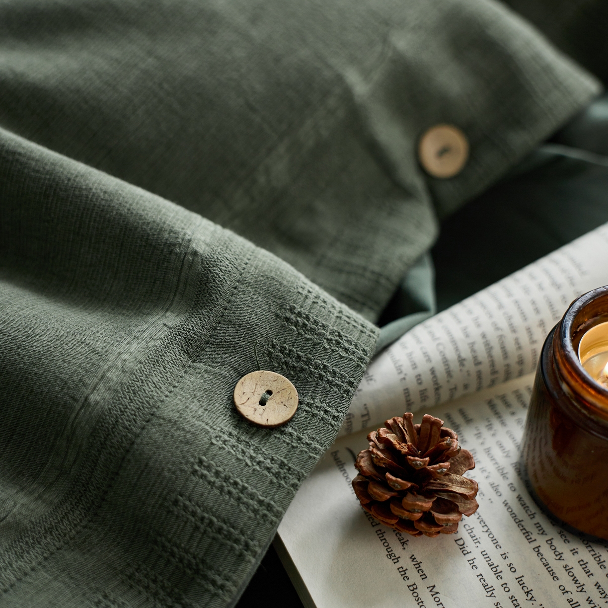 91家纺网 家纺一手货源 找家纺 安莱生活 2025新款全棉纯棉纱洗纽扣款大提花四件套--艾伦 艾伦-军绿