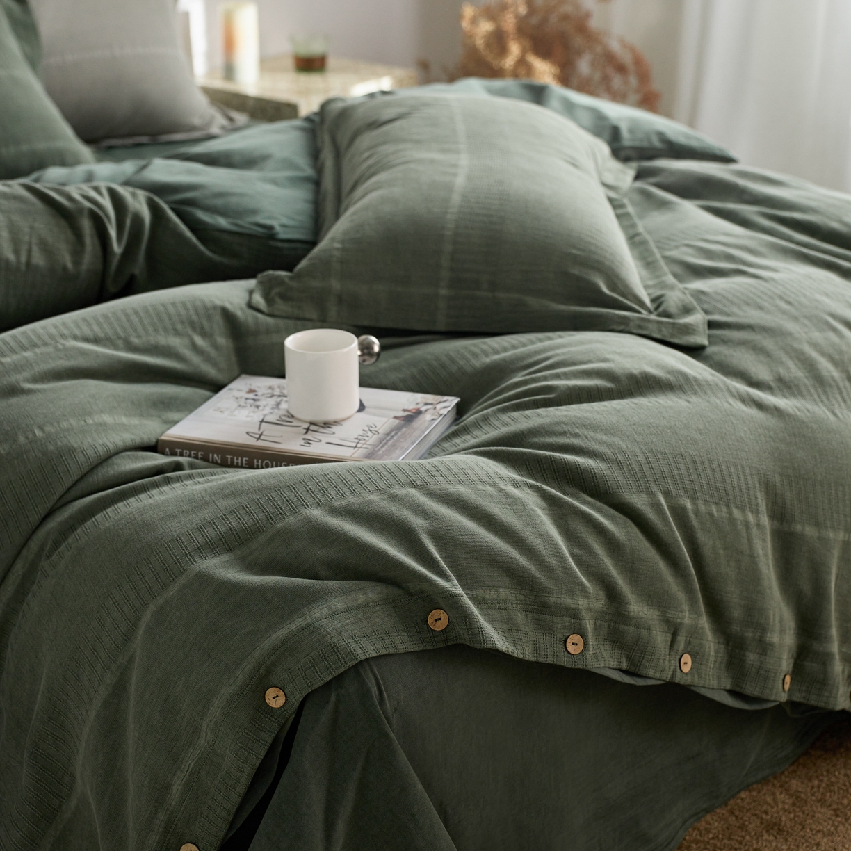 91家纺网 家纺一手货源 找家纺 安莱生活 2025新款全棉纯棉纱洗纽扣款大提花四件套--艾伦 艾伦-军绿