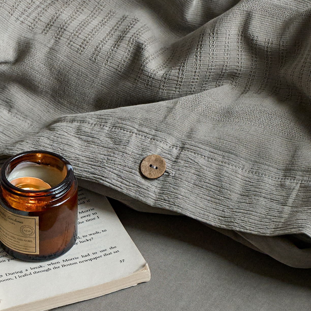 91家纺网 家纺一手货源 找家纺 安莱生活 2025新款全棉纯棉纱洗纽扣款大提花四件套--艾伦 艾伦-浅灰