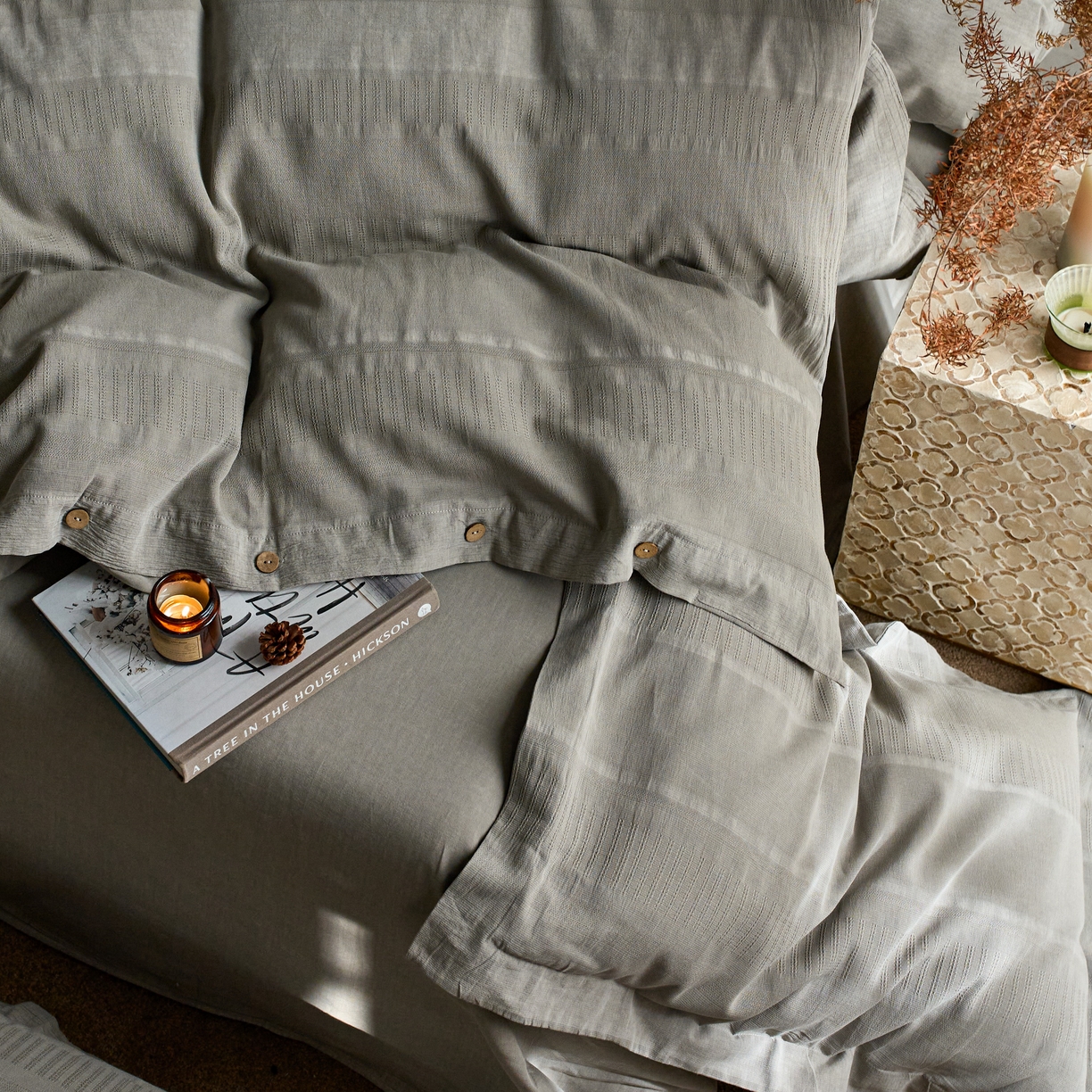 91家纺网 家纺一手货源 找家纺 安莱生活 2025新款全棉纯棉纱洗纽扣款大提花四件套--艾伦 艾伦-浅灰