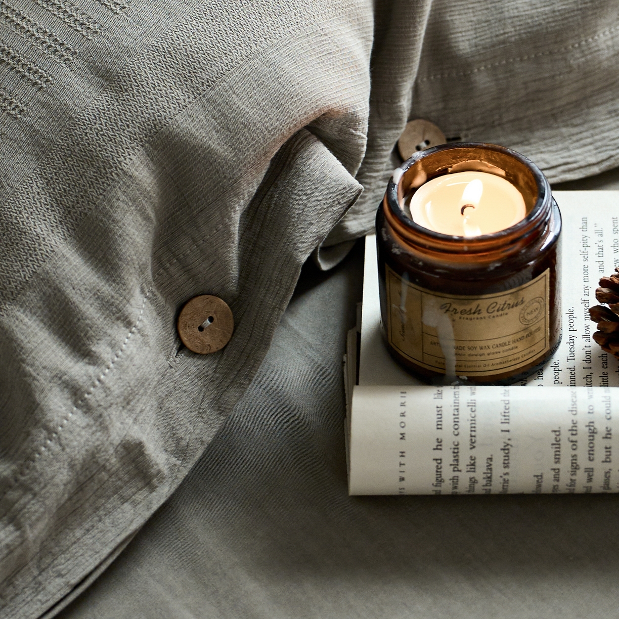 91家纺网 家纺一手货源 找家纺 安莱生活 2025新款全棉纯棉纱洗纽扣款大提花四件套--艾伦 艾伦-浅灰