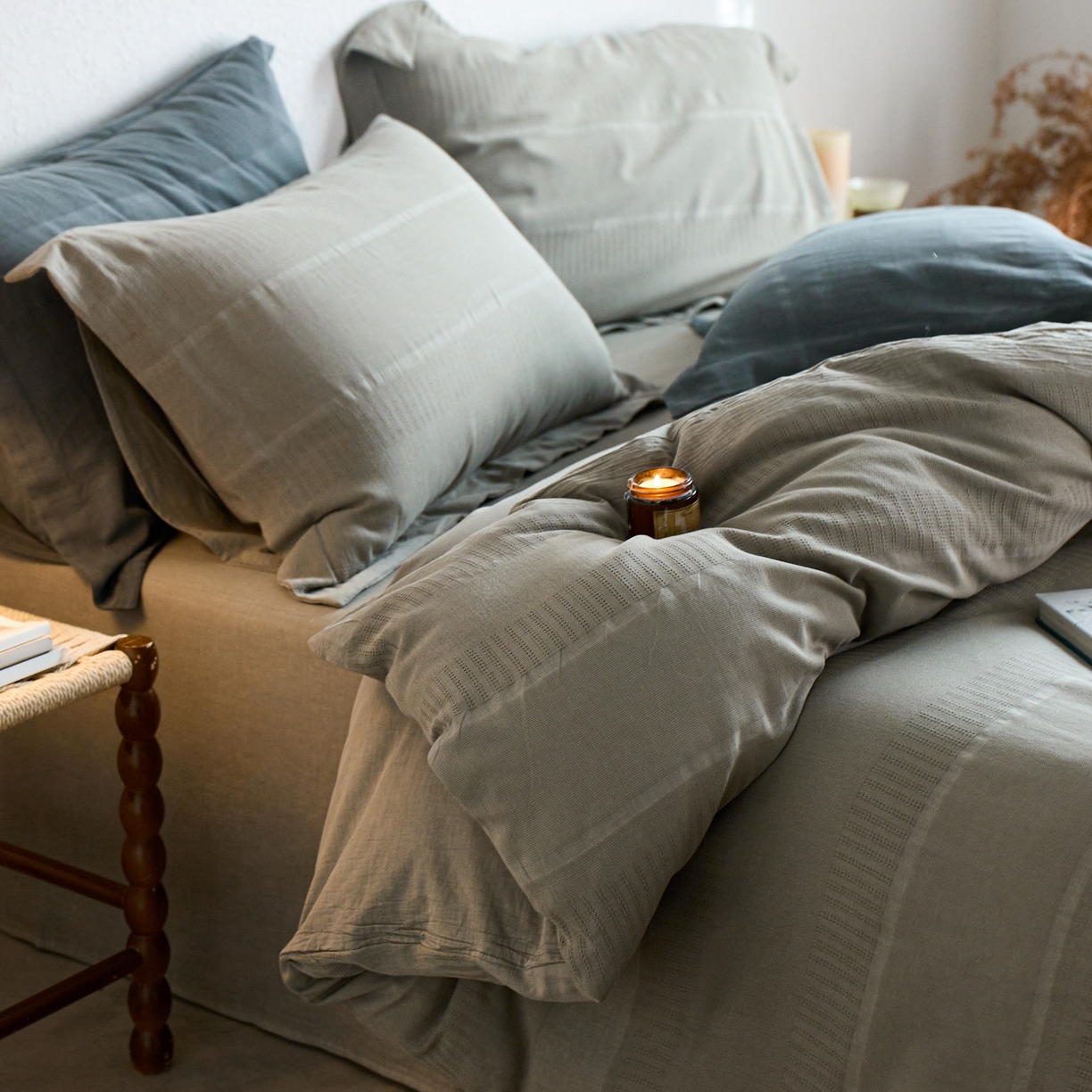 91家纺网 家纺一手货源 找家纺 安莱生活 2025新款全棉纯棉纱洗纽扣款大提花四件套--艾伦 艾伦-浅灰