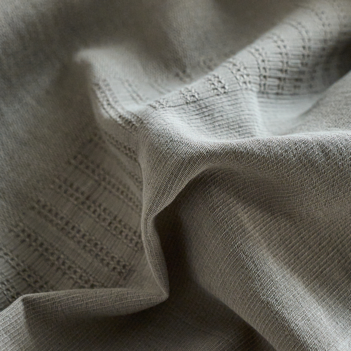 91家纺网 家纺一手货源 找家纺 安莱生活 2025新款全棉纯棉纱洗纽扣款大提花四件套--艾伦 艾伦-浅灰