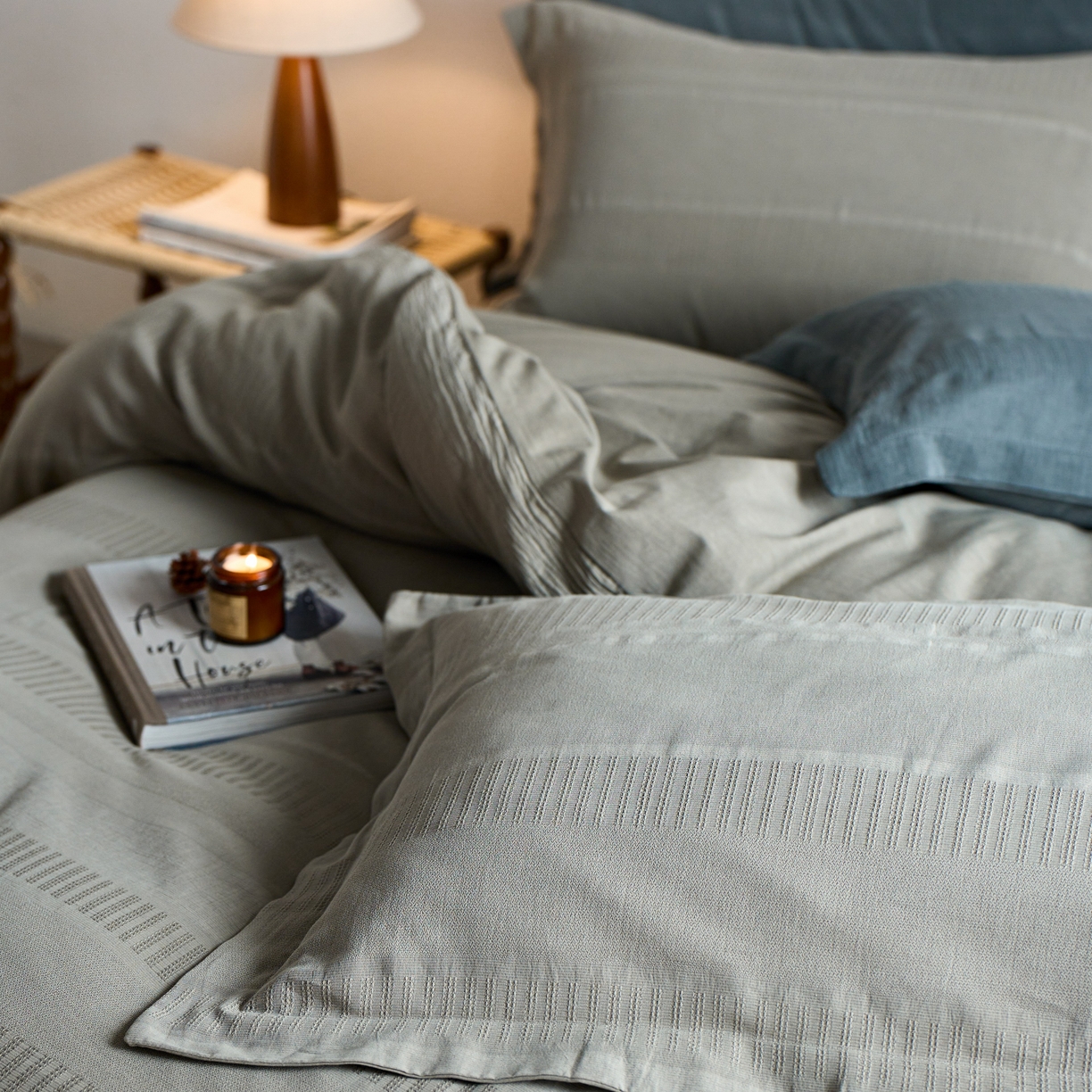 91家纺网 家纺一手货源 找家纺 安莱生活 2025新款全棉纯棉纱洗纽扣款大提花四件套--艾伦 艾伦-浅灰