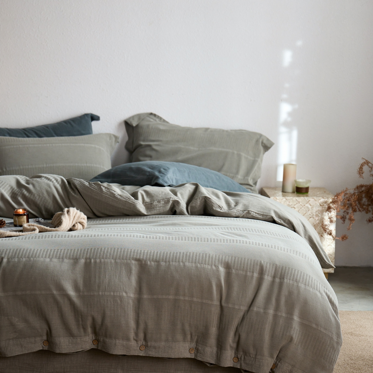 91家纺网 家纺一手货源 找家纺 安莱生活 2025新款全棉纯棉纱洗纽扣款大提花四件套--艾伦 艾伦-浅灰