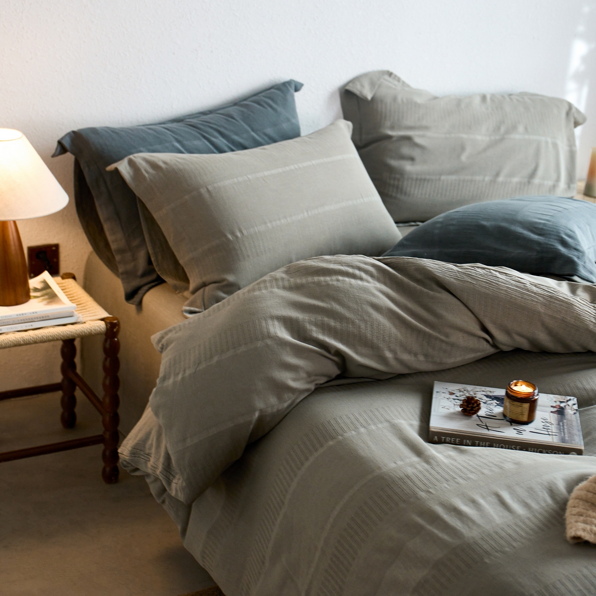 91家纺网 家纺一手货源 找家纺 安莱生活 2025新款全棉纯棉纱洗纽扣款大提花四件套--艾伦 艾伦-浅灰