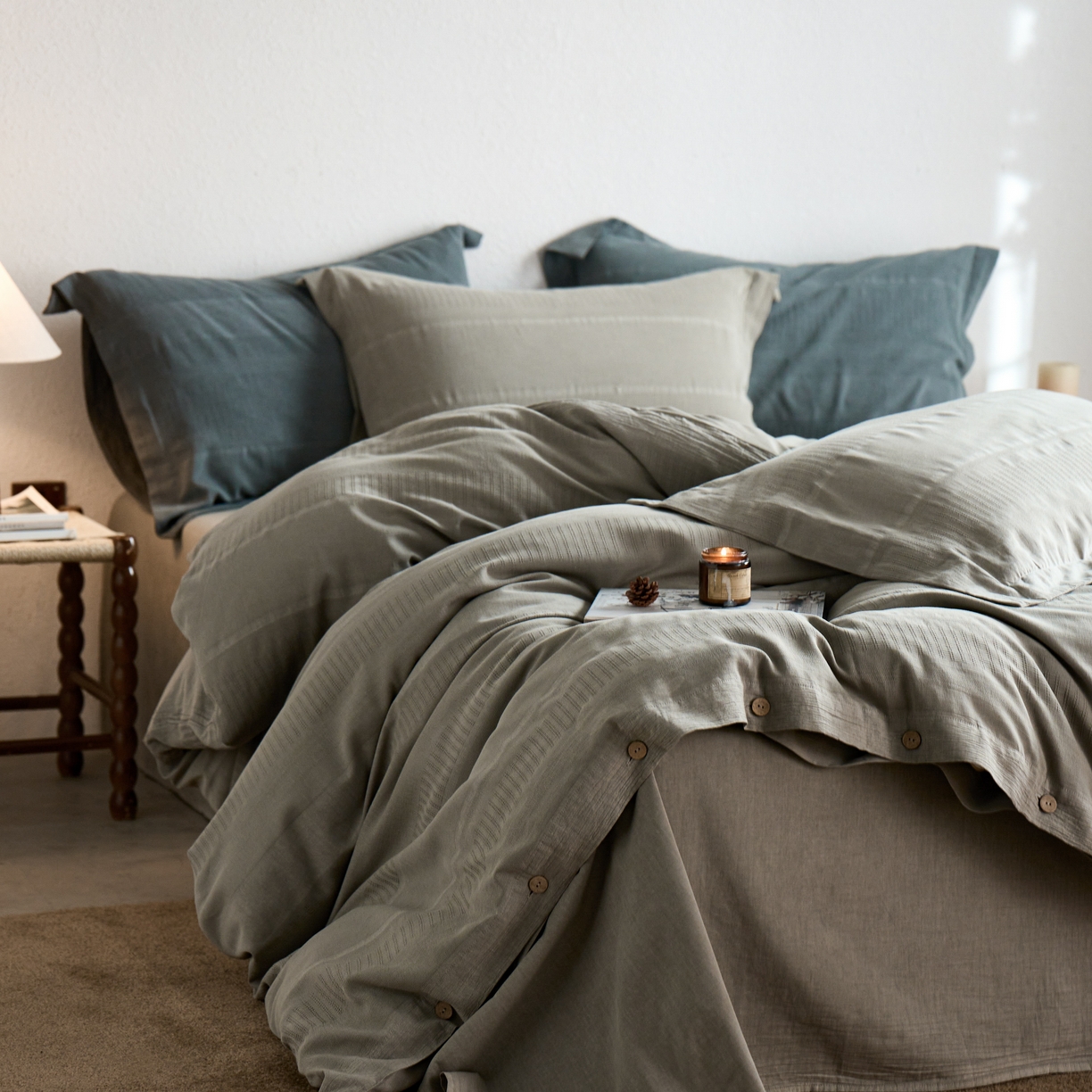 91家纺网 家纺一手货源 找家纺 安莱生活 2025新款全棉纯棉纱洗纽扣款大提花四件套--艾伦 艾伦-浅灰