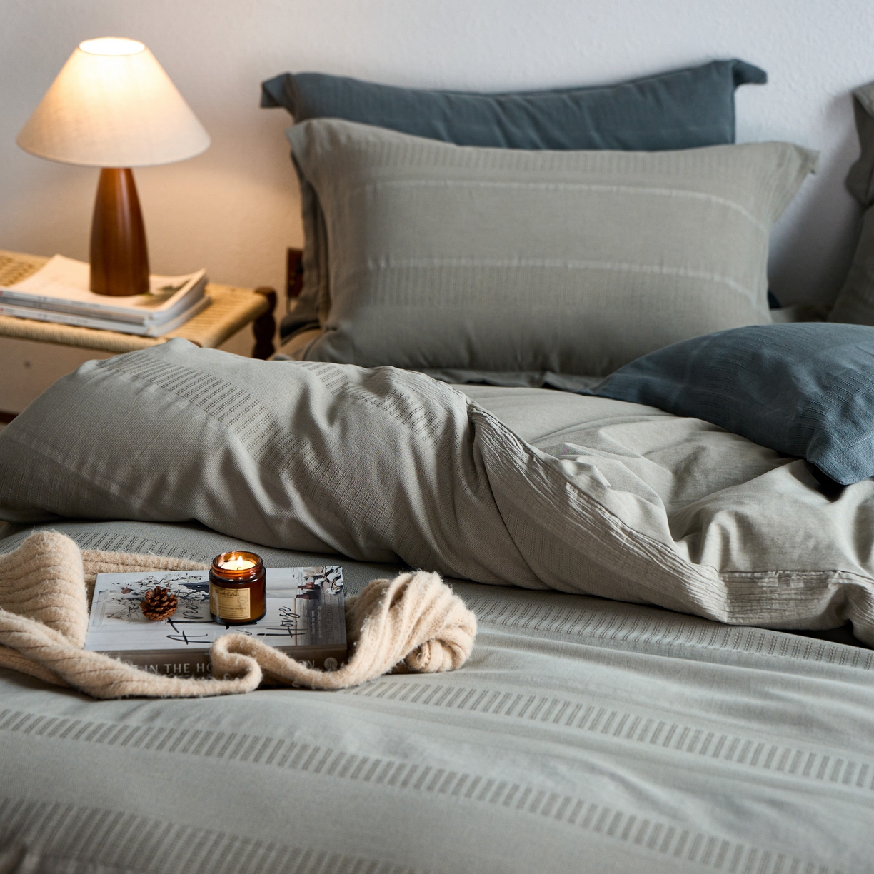 91家纺网 家纺一手货源 找家纺 安莱生活 2025新款全棉纯棉纱洗纽扣款大提花四件套--艾伦 艾伦-浅灰