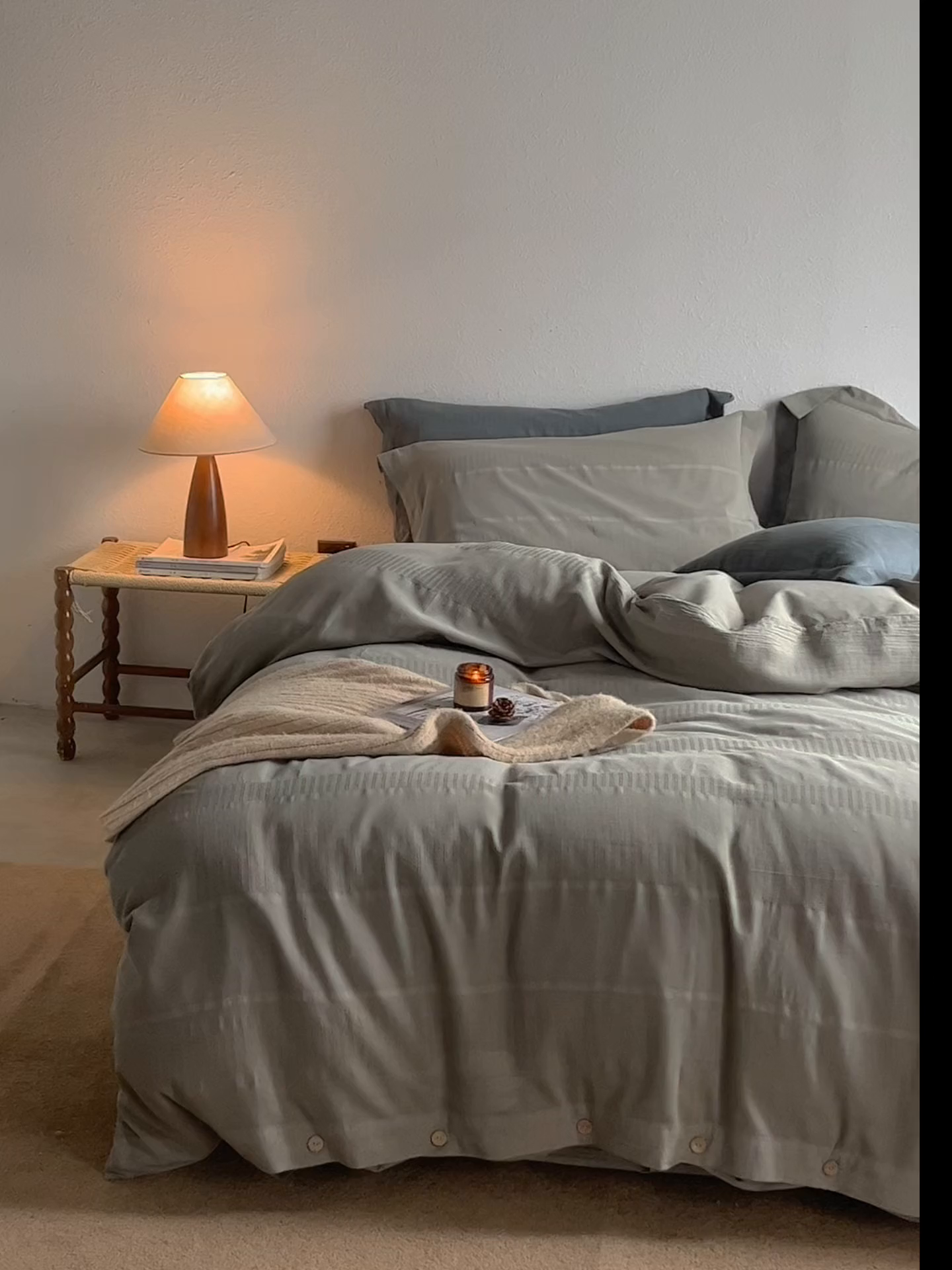 91家纺网 家纺一手货源 找家纺 安莱生活 2025新款全棉纯棉纱洗纽扣款大提花四件套--艾伦 艾伦-浅灰