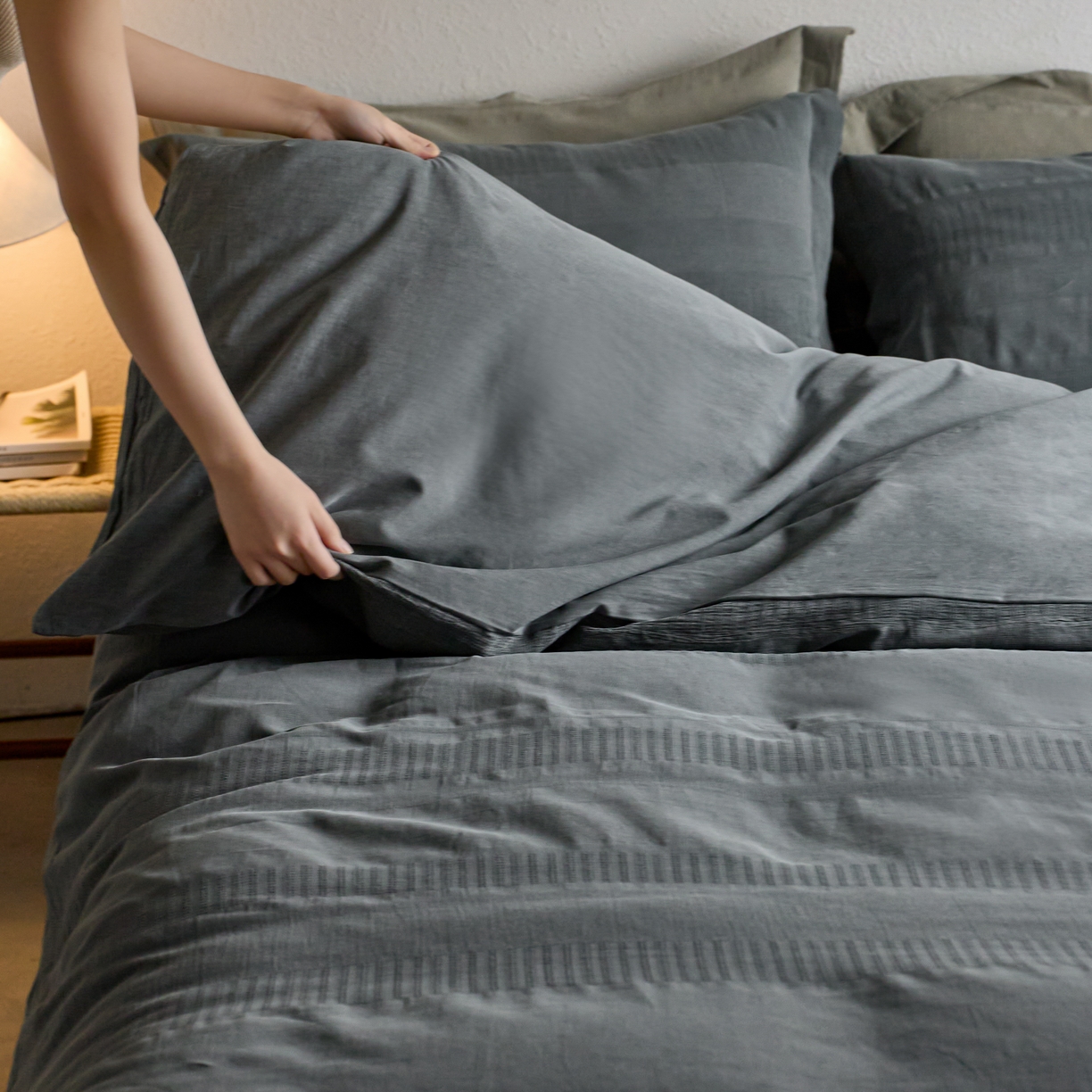 91家纺网 家纺一手货源 找家纺 安莱生活 2025新款全棉纯棉纱洗纽扣款大提花四件套--艾伦 艾伦-深灰