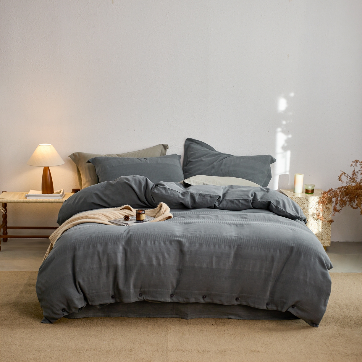 91家纺网 家纺一手货源 找家纺 安莱生活 2025新款全棉纯棉纱洗纽扣款大提花四件套--艾伦 艾伦-深灰