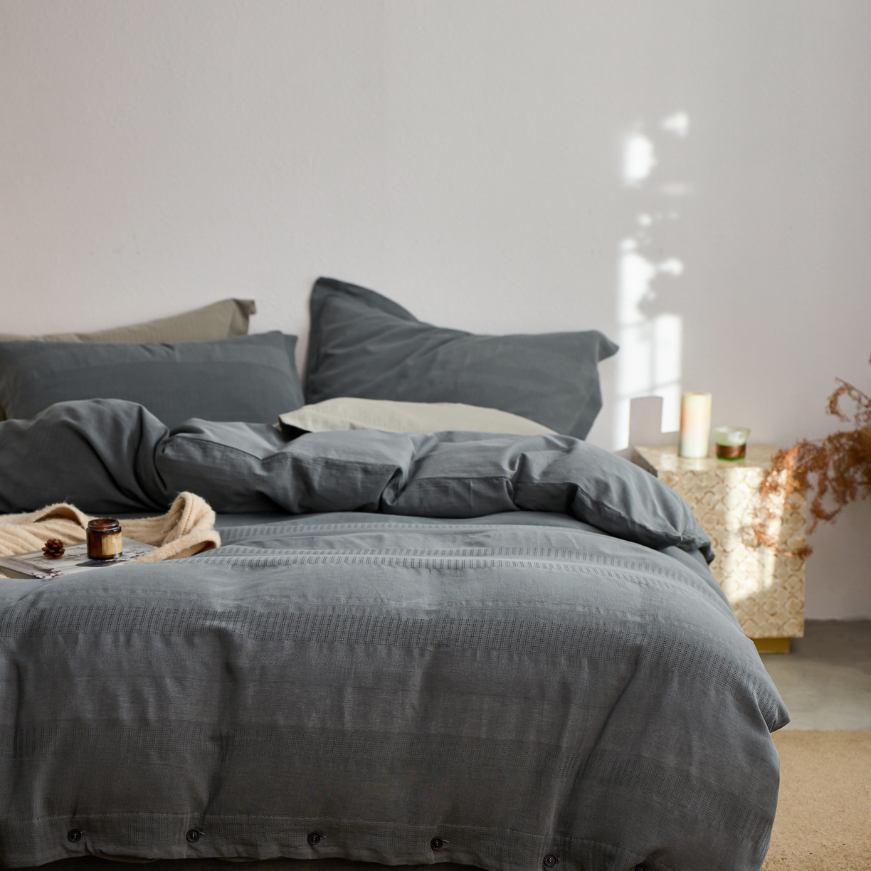 91家纺网 家纺一手货源 找家纺 安莱生活 2025新款全棉纯棉纱洗纽扣款大提花四件套--艾伦 艾伦-深灰