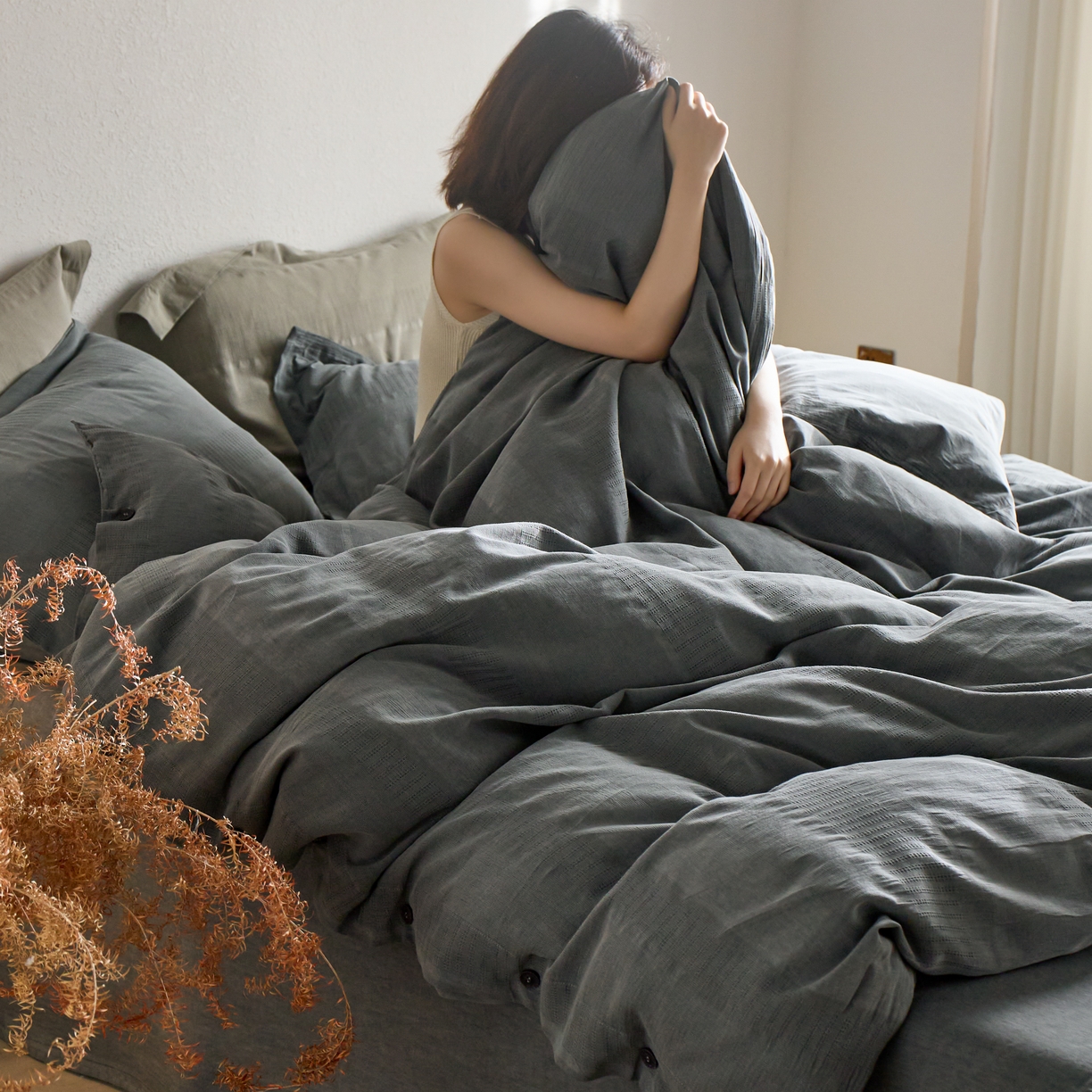 91家纺网 家纺一手货源 找家纺 安莱生活 2025新款全棉纯棉纱洗纽扣款大提花四件套--艾伦 艾伦-深灰