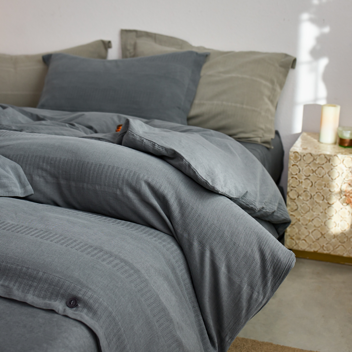 91家纺网 家纺一手货源 找家纺 安莱生活 2025新款全棉纯棉纱洗纽扣款大提花四件套--艾伦 艾伦-深灰