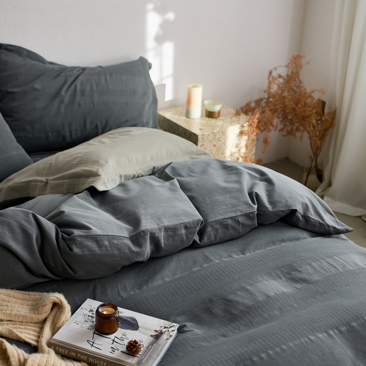 91家纺网 家纺一手货源 找家纺 安莱生活 2025新款全棉纯棉纱洗纽扣款大提花四件套--艾伦 艾伦-深灰