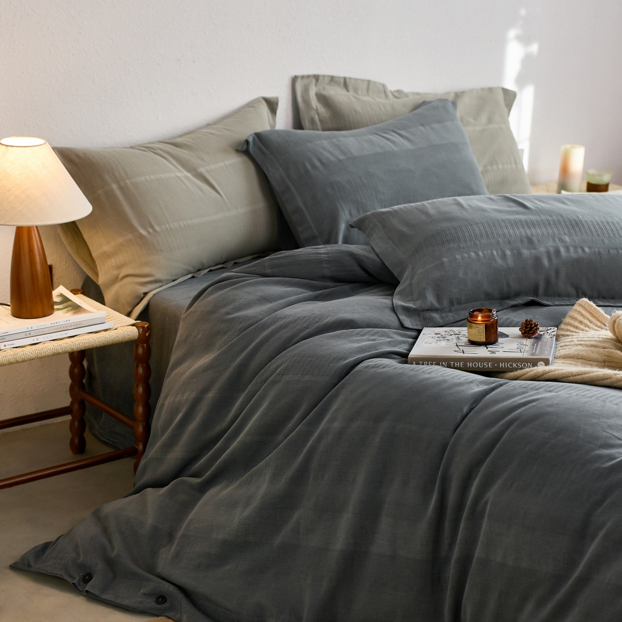 91家纺网 家纺一手货源 找家纺 安莱生活 2025新款全棉纯棉纱洗纽扣款大提花四件套--艾伦 艾伦-深灰