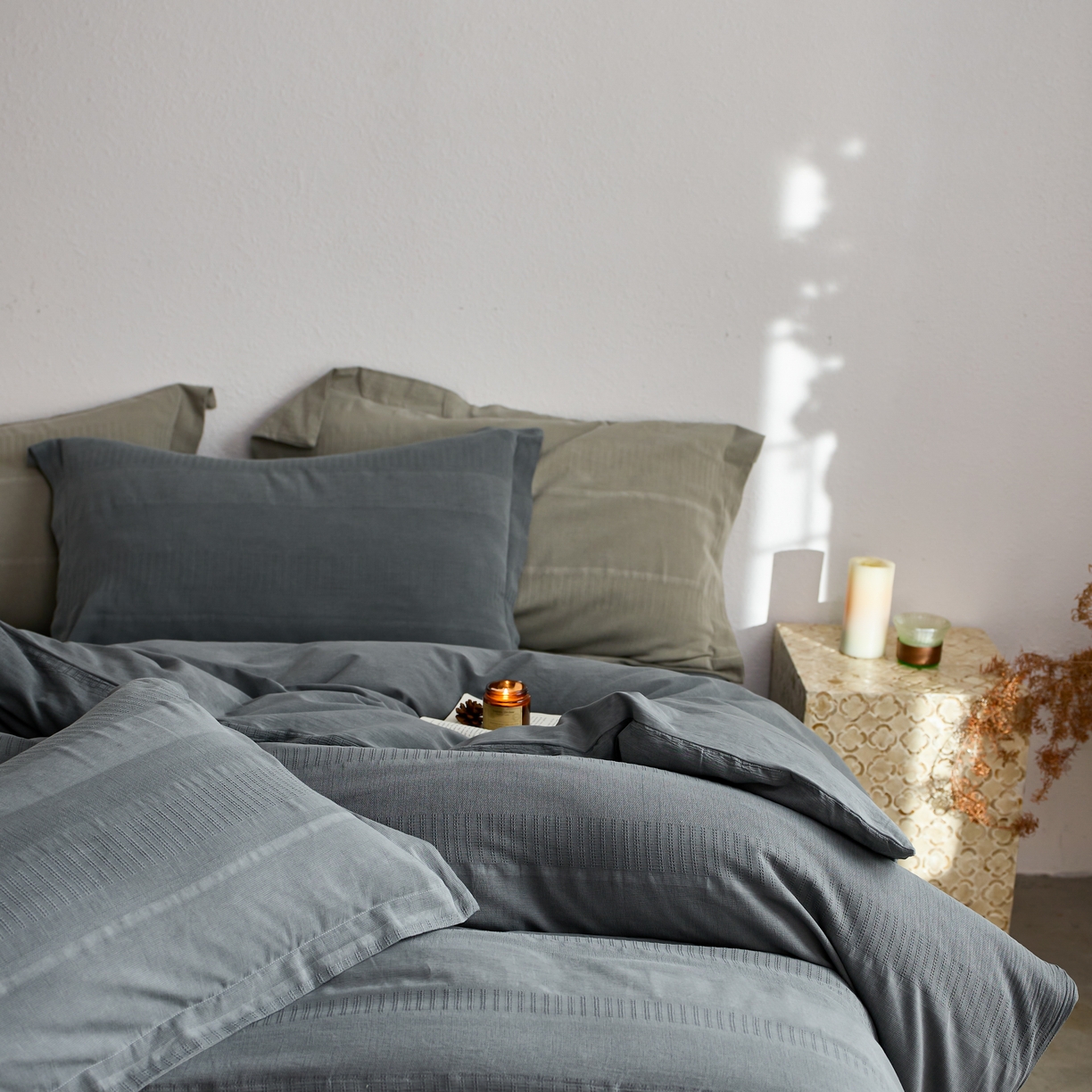 91家纺网 家纺一手货源 找家纺 安莱生活 2025新款全棉纯棉纱洗纽扣款大提花四件套--艾伦 艾伦-深灰