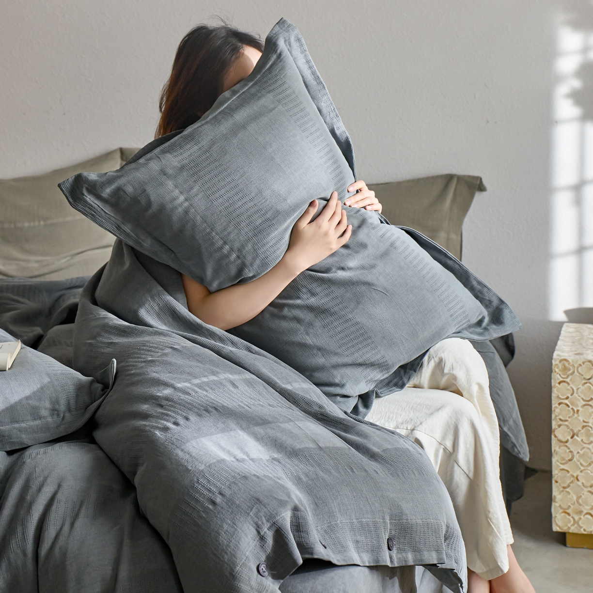 91家纺网 家纺一手货源 找家纺 安莱生活 2025新款全棉纯棉纱洗纽扣款大提花四件套--艾伦 艾伦-深灰