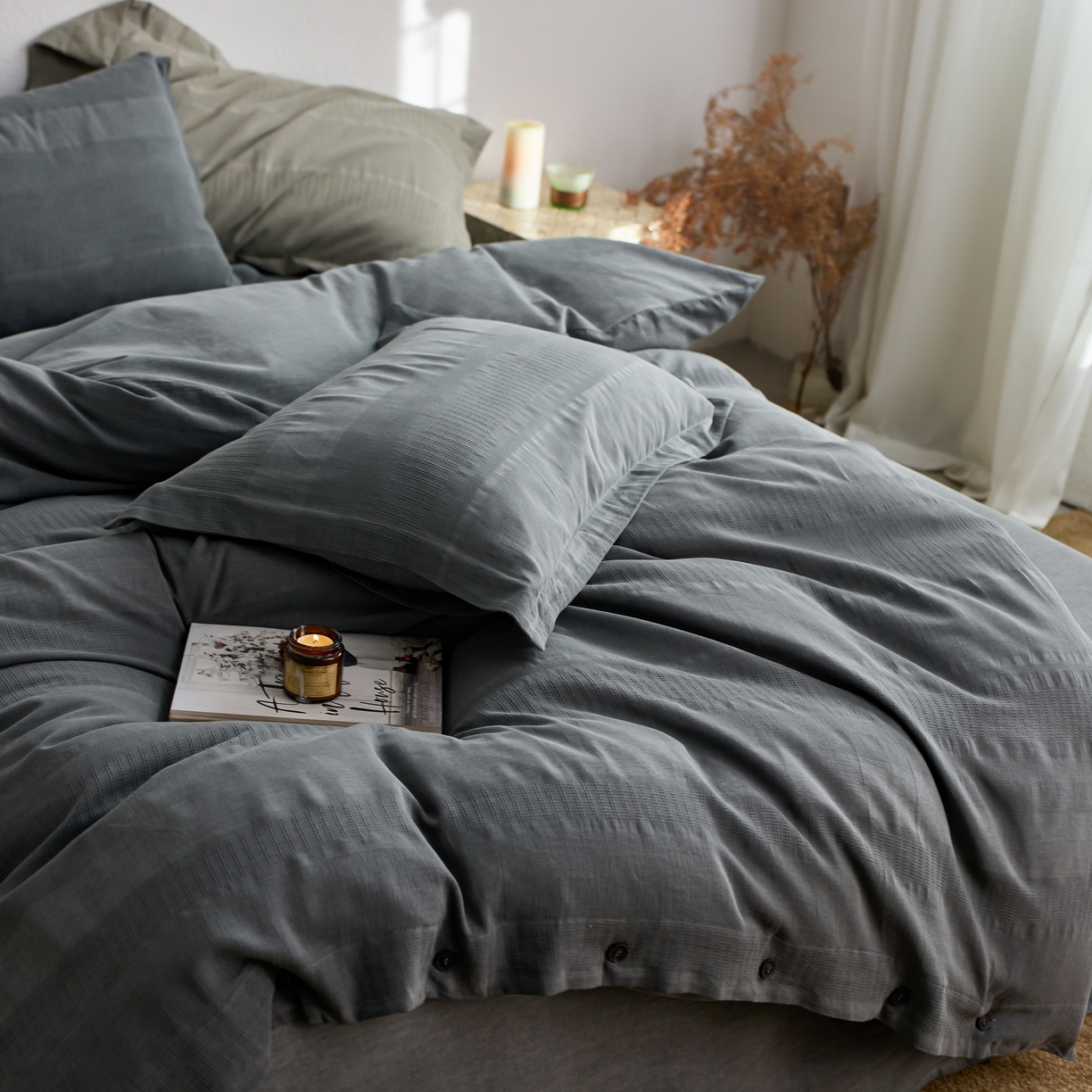 91家纺网 家纺一手货源 找家纺 安莱生活 2025新款全棉纯棉纱洗纽扣款大提花四件套--艾伦 艾伦-深灰