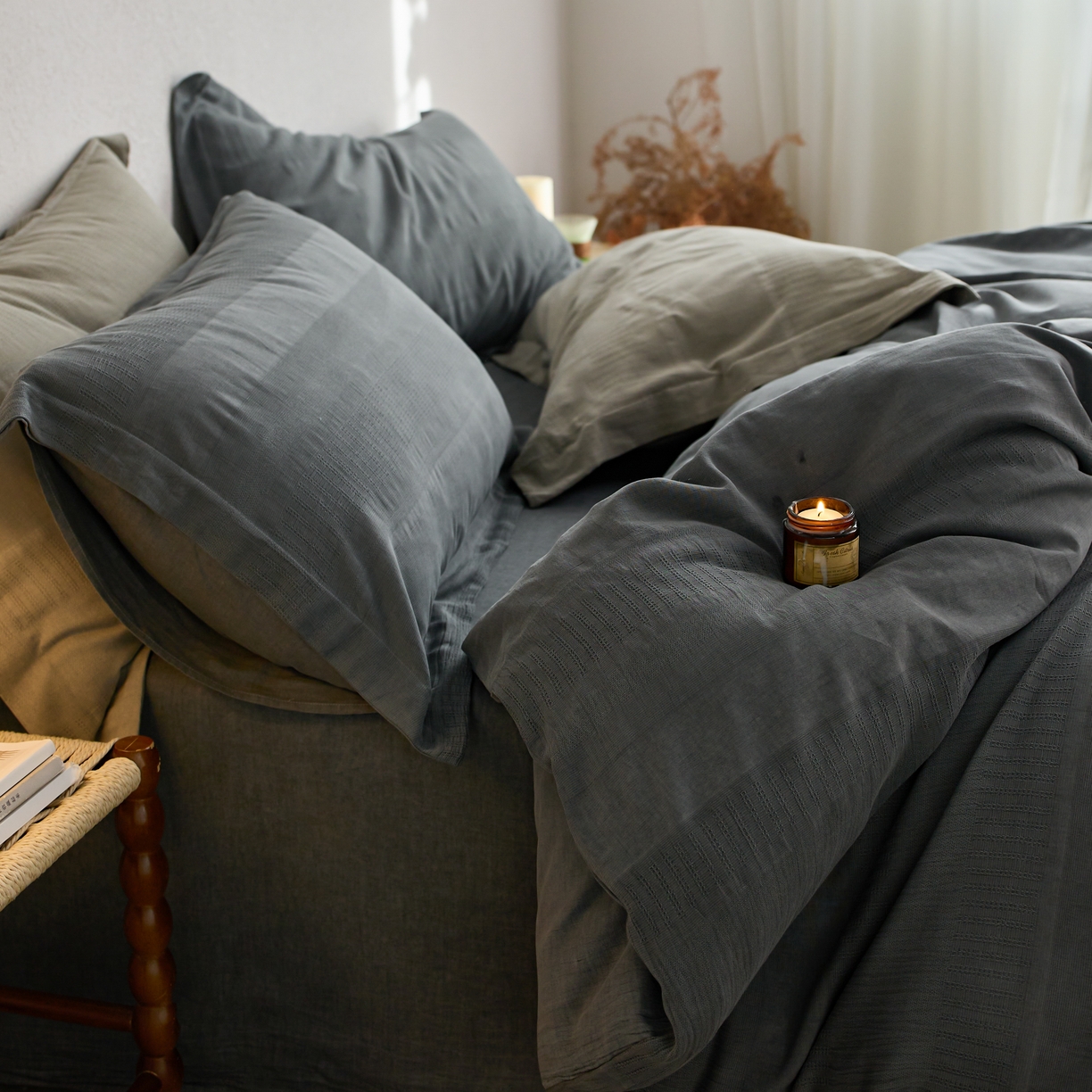 91家纺网 家纺一手货源 找家纺 安莱生活 2025新款全棉纯棉纱洗纽扣款大提花四件套--艾伦 艾伦-深灰