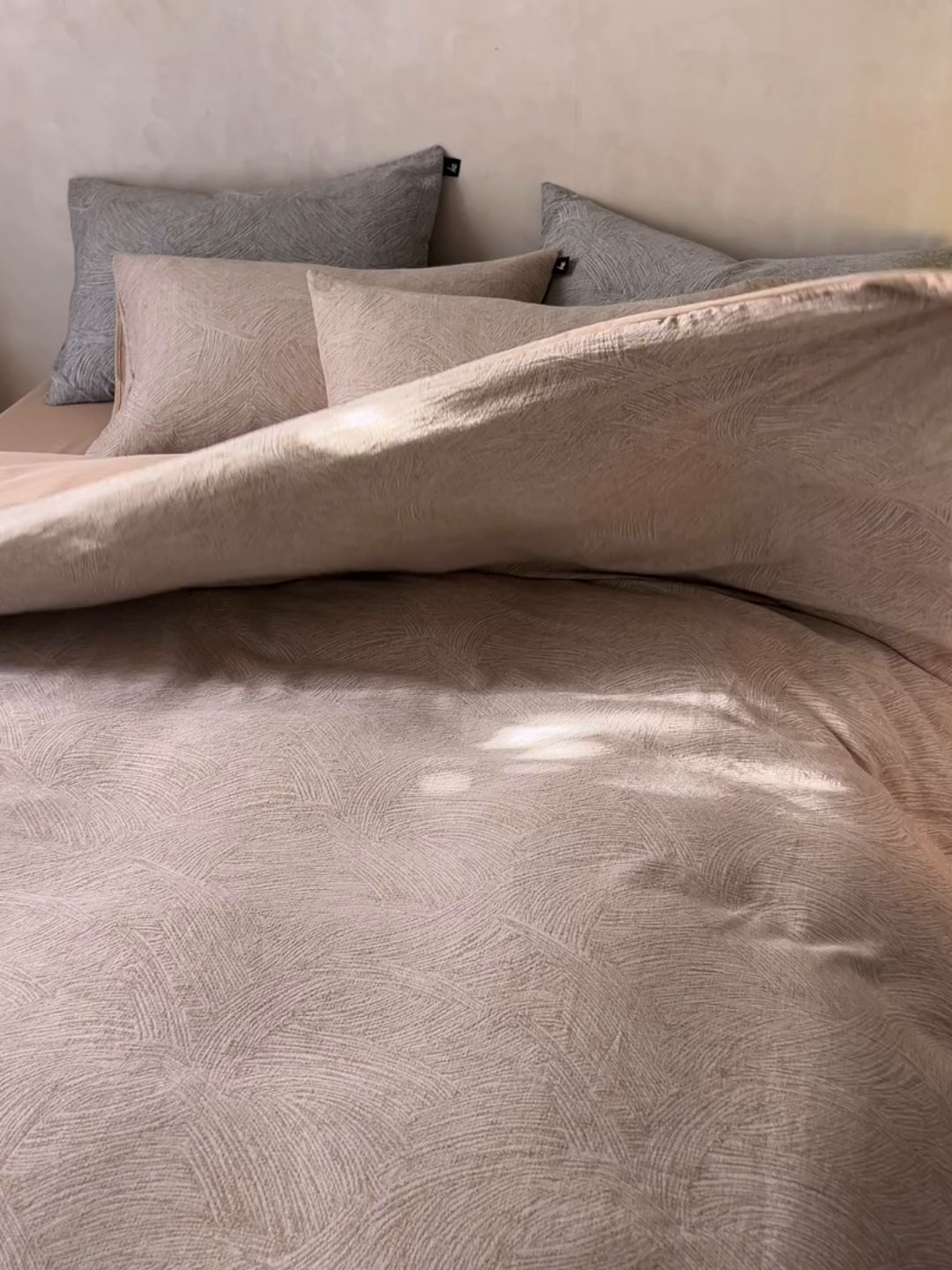 91家纺网 家纺一手货源 找家纺 安莱生活 2025新款三层纱提花四件套--伯尔纳 伯尔纳-卡其（不供抖音）