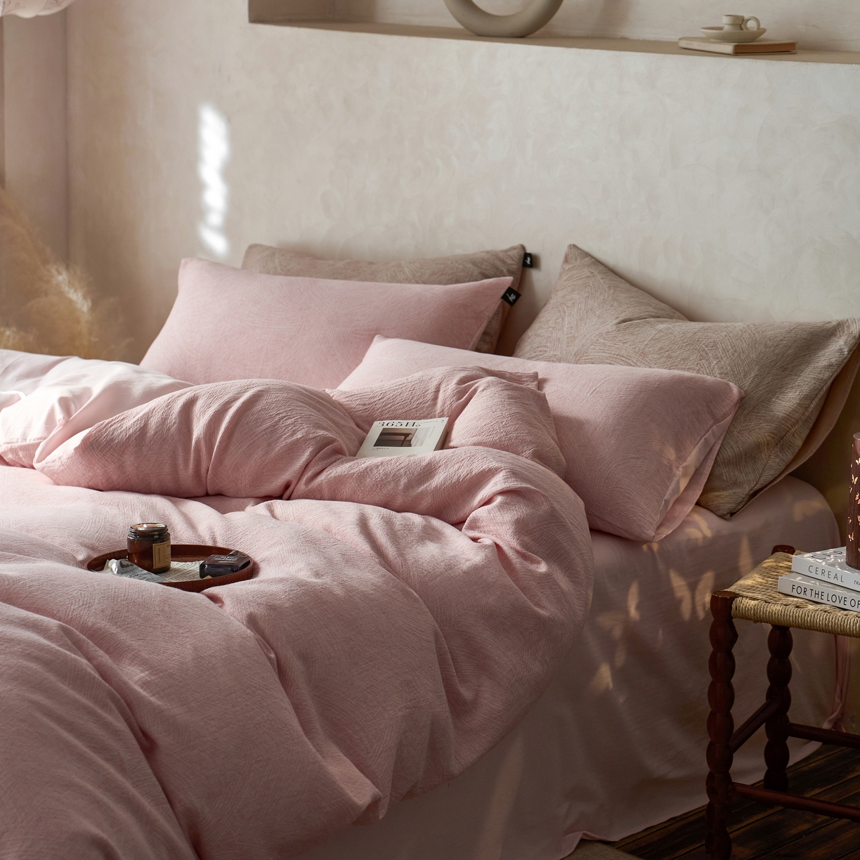 91家纺网 家纺一手货源 找家纺 安莱生活 2025新款三层纱提花四件套--伯尔纳 伯尔纳-嫩粉（不供抖音）