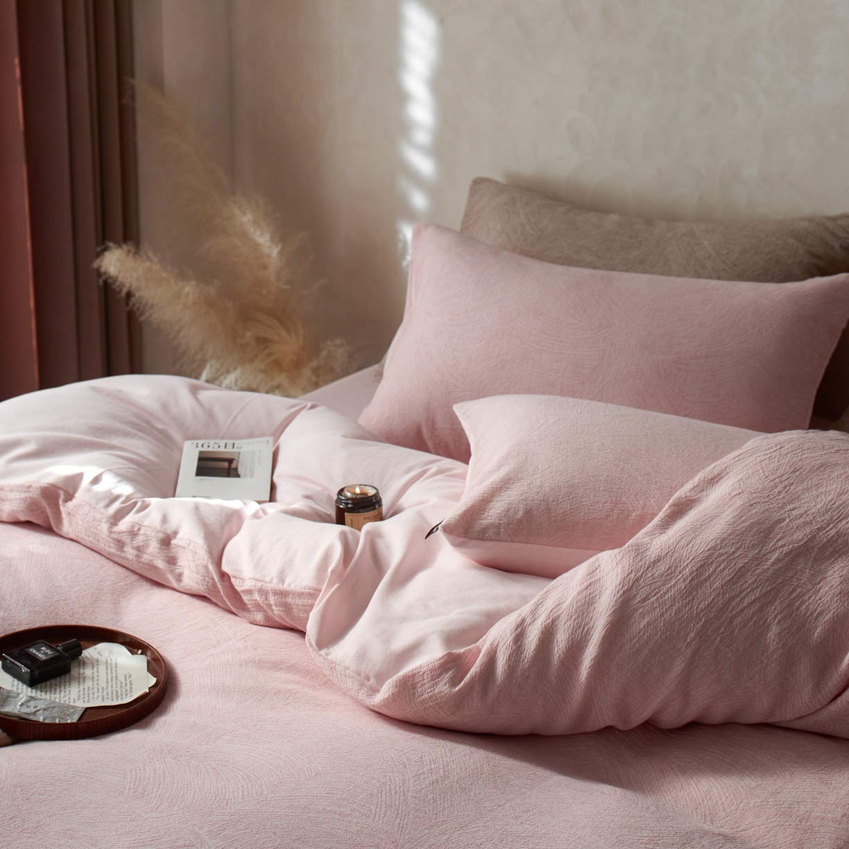 91家纺网 家纺一手货源 找家纺 安莱生活 2025新款三层纱提花四件套--伯尔纳 伯尔纳-嫩粉（不供抖音）