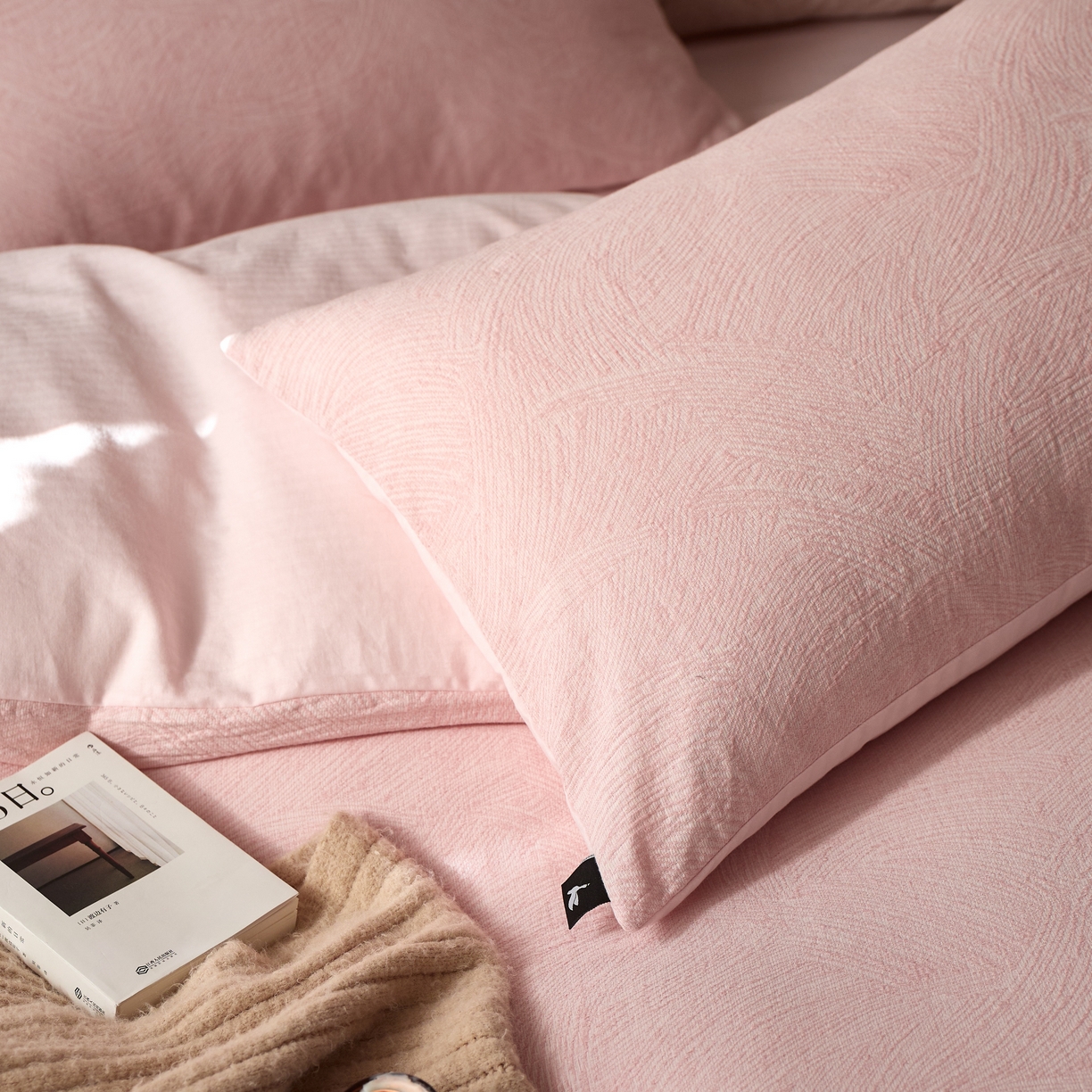 91家纺网 家纺一手货源 找家纺 安莱生活 2025新款三层纱提花四件套--伯尔纳 伯尔纳-嫩粉（不供抖音）