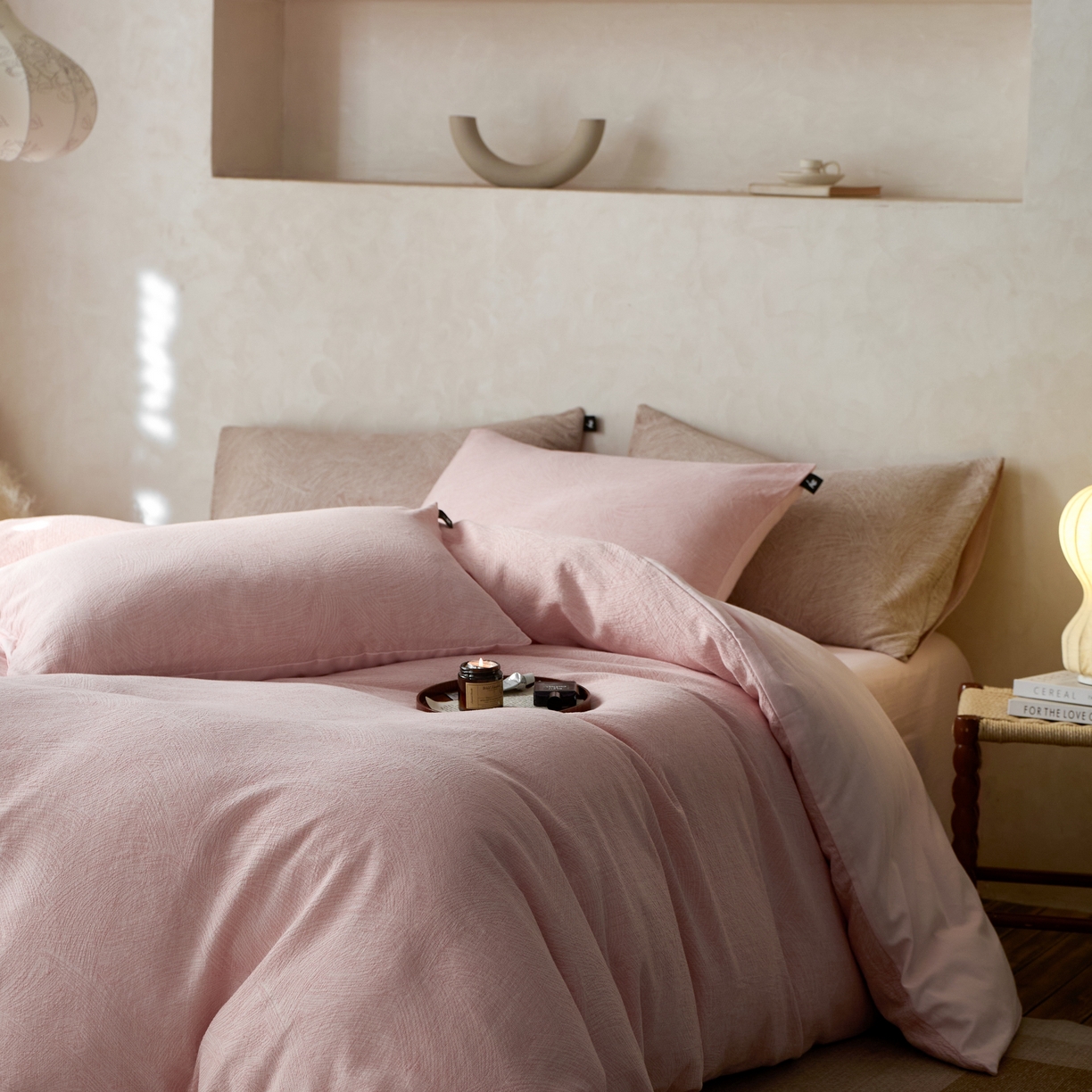 91家纺网 家纺一手货源 找家纺 安莱生活 2025新款三层纱提花四件套--伯尔纳 伯尔纳-嫩粉（不供抖音）