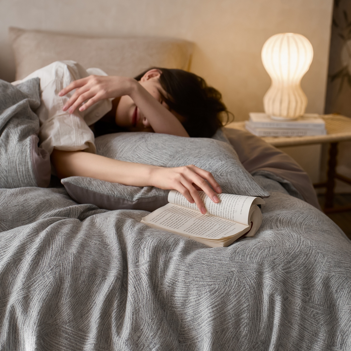 91家纺网 家纺一手货源 找家纺 安莱生活 2025新款三层纱提花四件套--伯尔纳 伯尔纳-浅灰（不供抖音）