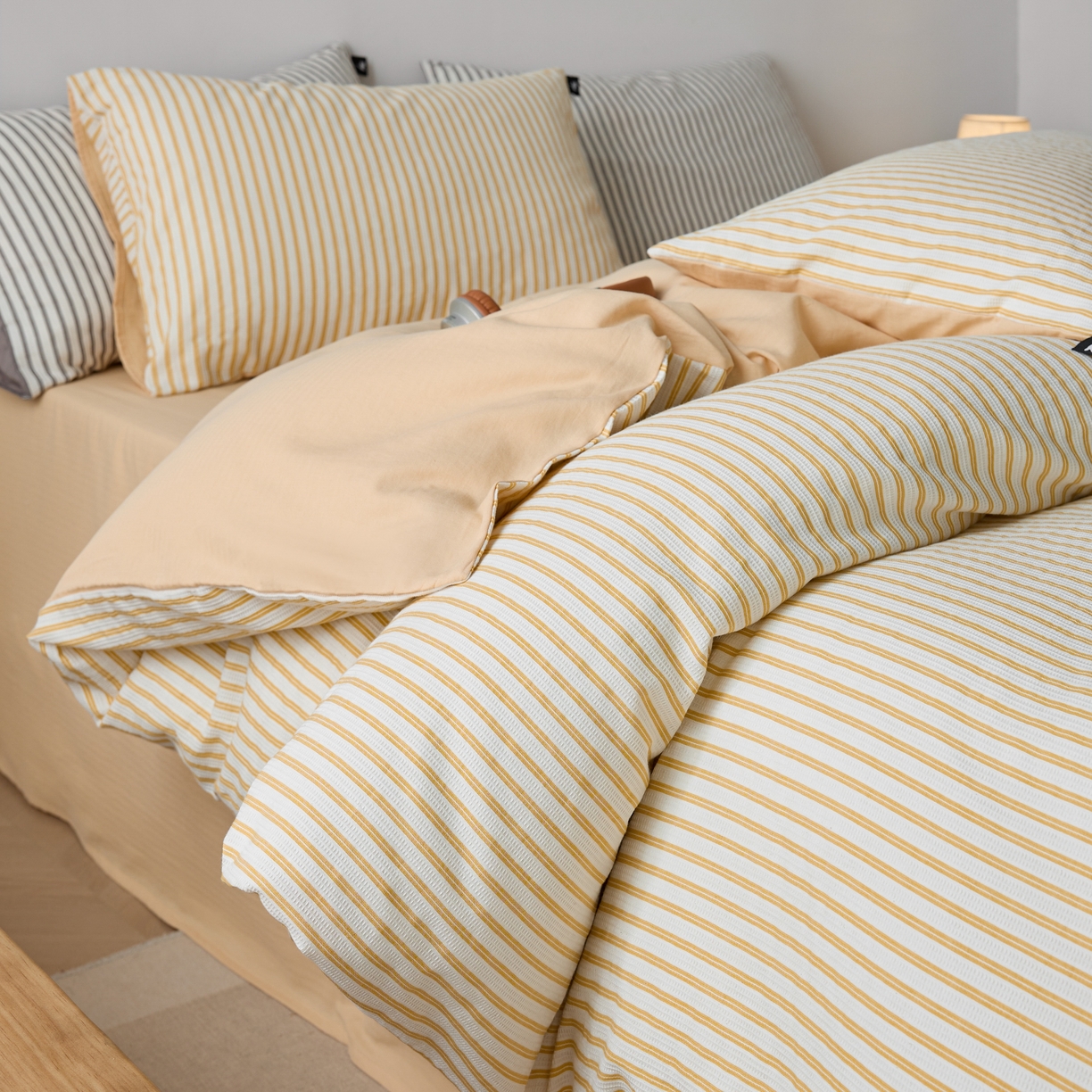 91家纺网 家纺一手货源 找家纺 安莱生活 2025新款水洗色织华夫格提花四件套-织唛系列 织唛-驼黄条