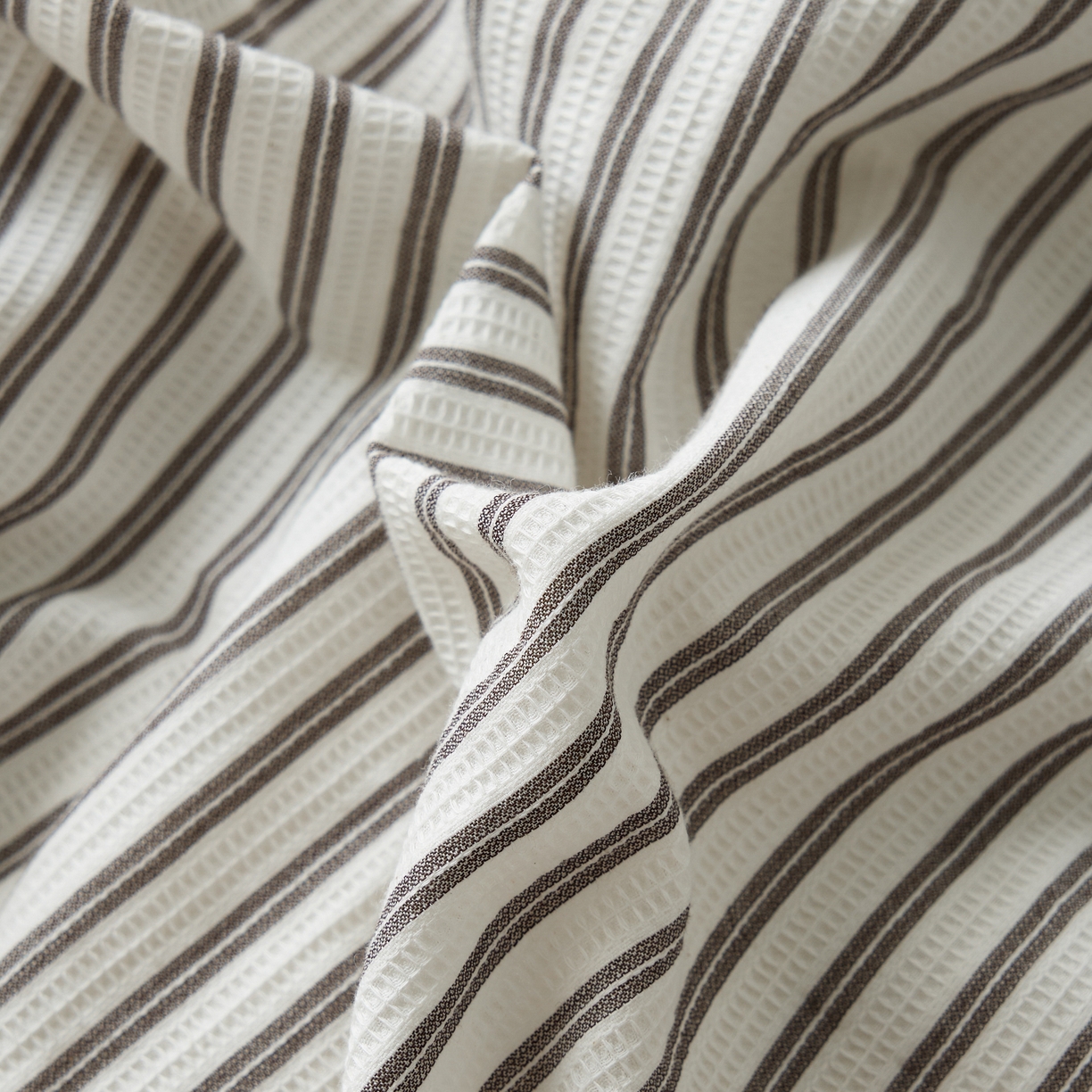 91家纺网 家纺一手货源 找家纺 安莱生活 2025新款水洗色织华夫格提花四件套-织唛系列 织唛-银灰条