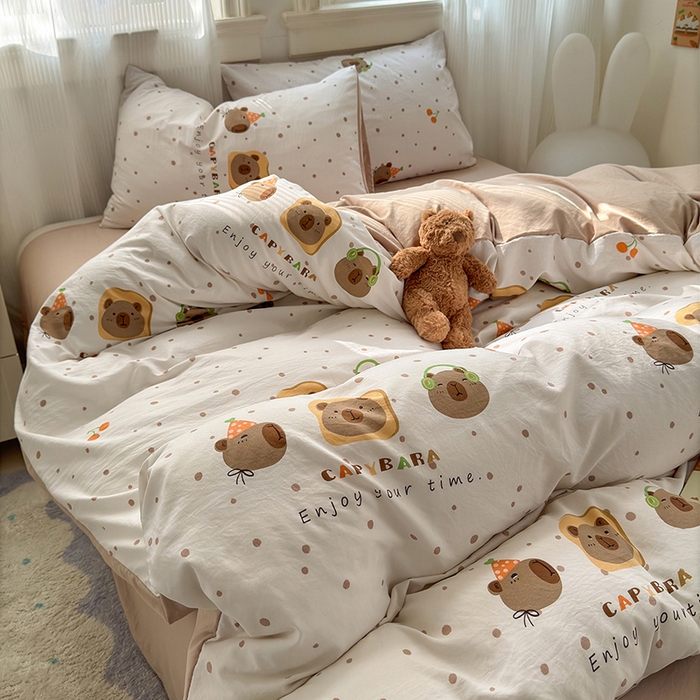 91家纺网 家纺一手货源 找家纺 沐芷 2025 A类软萌水洗棉卡通印花四件套床上用品三件套被套床单 卡皮巴拉