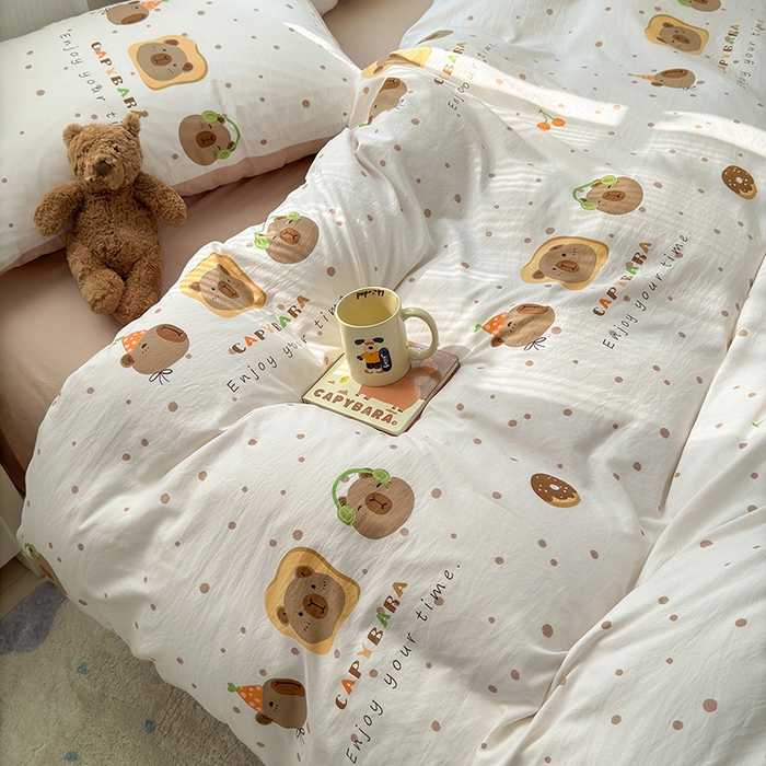 91家纺网 家纺一手货源 找家纺 沐芷 2025 A类软萌水洗棉卡通印花四件套床上用品三件套被套床单 卡皮巴拉