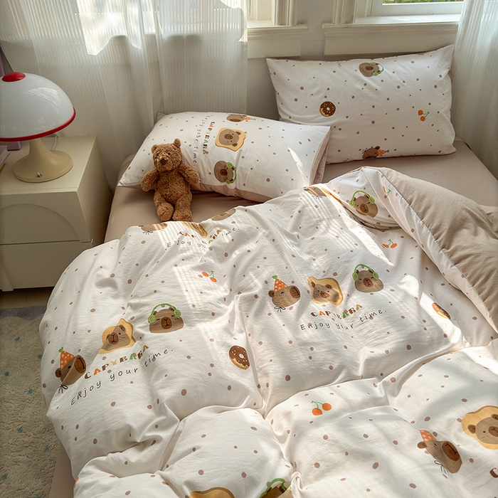 91家纺网 家纺一手货源 找家纺 沐芷 2025 A类软萌水洗棉卡通印花四件套床上用品三件套被套床单 卡皮巴拉