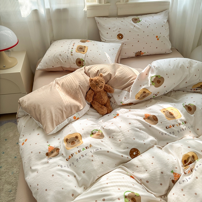 91家纺网 家纺一手货源 找家纺 沐芷 2025 A类软萌水洗棉卡通印花四件套床上用品三件套被套床单 卡皮巴拉