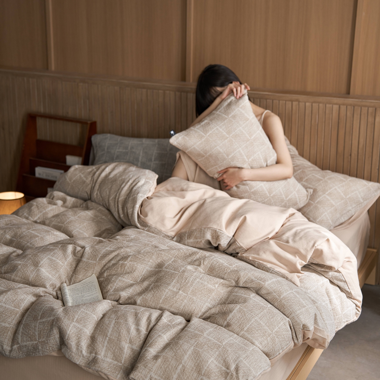 91家纺网 家纺一手货源 找家纺 安莱生活 2025新款三层纱大提花四件套--苏珊格 苏珊格-卡其